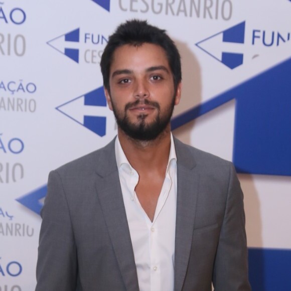 Rodrigo Simas foi um dos convidados do Prêmio Cesgrario de Teatro e, ao Purepeole, resumiu sobre seu relacionamento com Agatha Moreira: 'Estamos felizes, muito felizes'