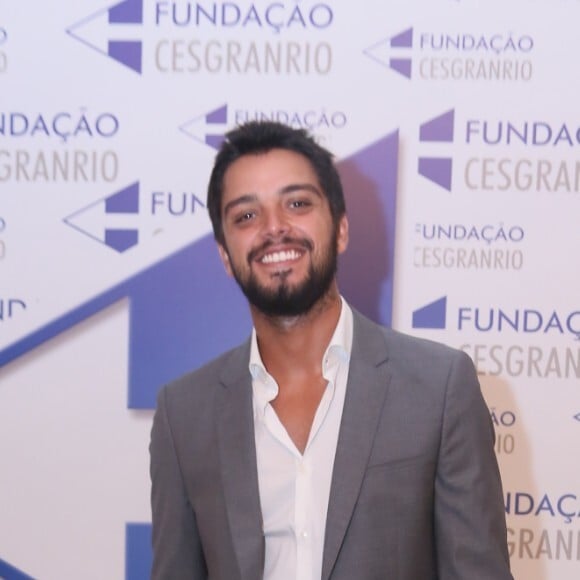 Rodrigo Simas vai voltar ao ar como um fotógrafo na novela 'Órfãos da Terra'