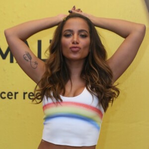 'Voltando no tempo hoje com a gravação e recriando o clipe com Kevinho, 'Terremoto'. Muito obrigado, Sean Paul e toda a sua equipe por ser tão legal comigo', disse Anitta