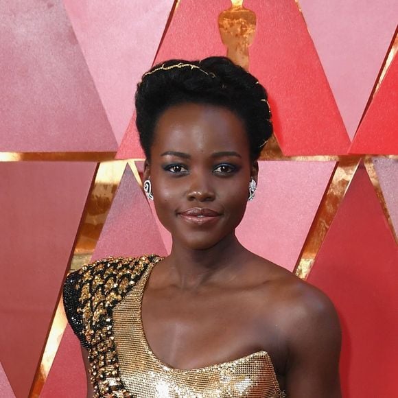 Lupita Nyong'o usou um look da grife Versace na 90ª edição do Oscar, em 2018