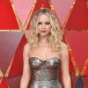 Jennifer Lawrence apostou em um vestido com paetês cromados no Oscar 2018