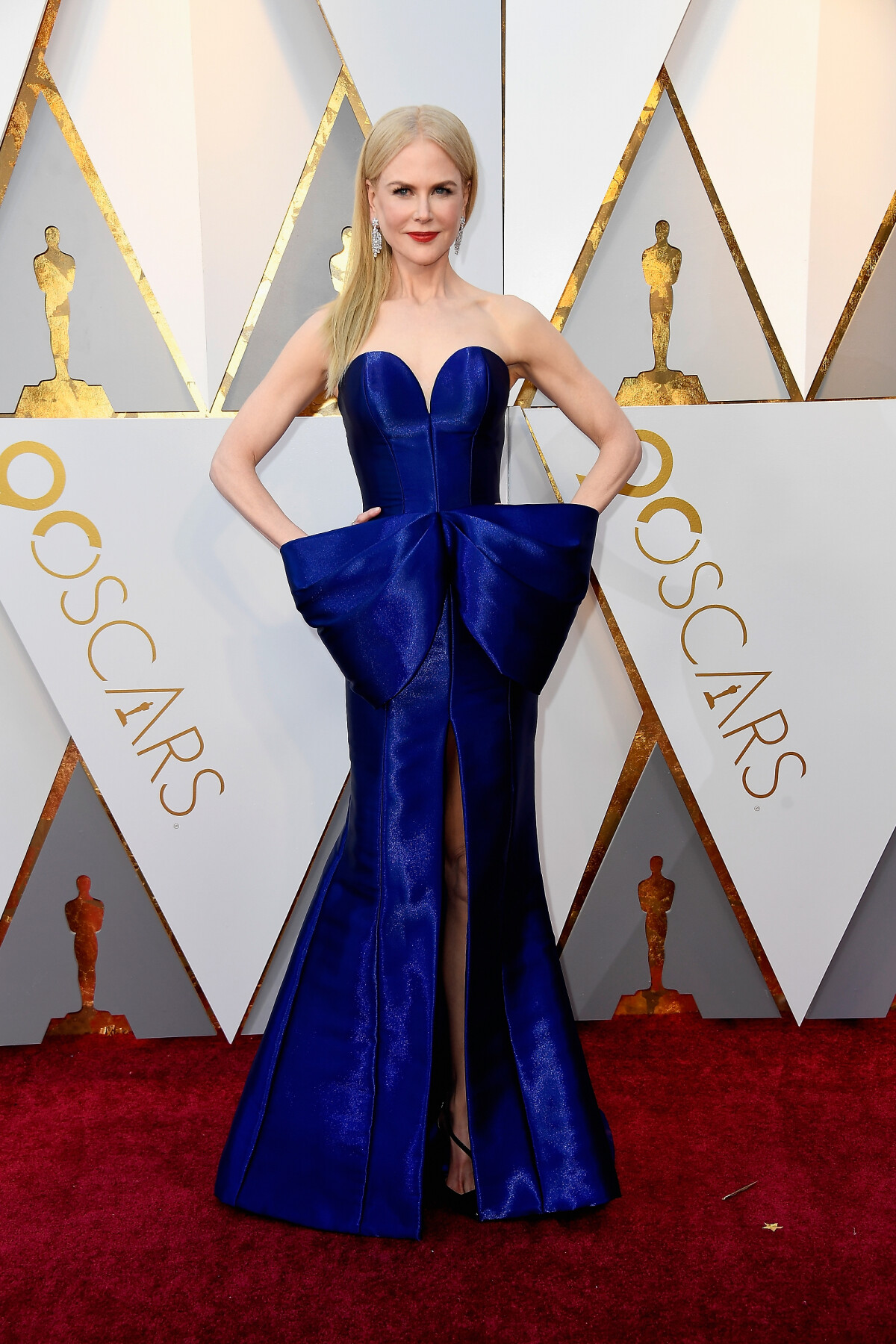 Foto: No Oscar de 2018, Nicole Kidman usou um vestido azul com laço na  frente e fenda da grife Armani Privé - Purepeople