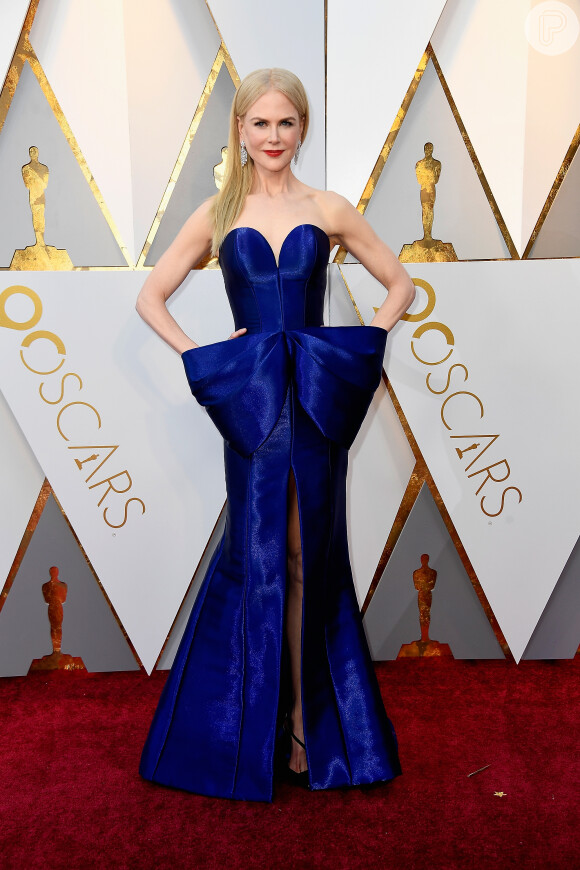 No Oscar de 2018, Nicole Kidman usou um vestido azul com laço na frente e fenda da grife Armani Privé