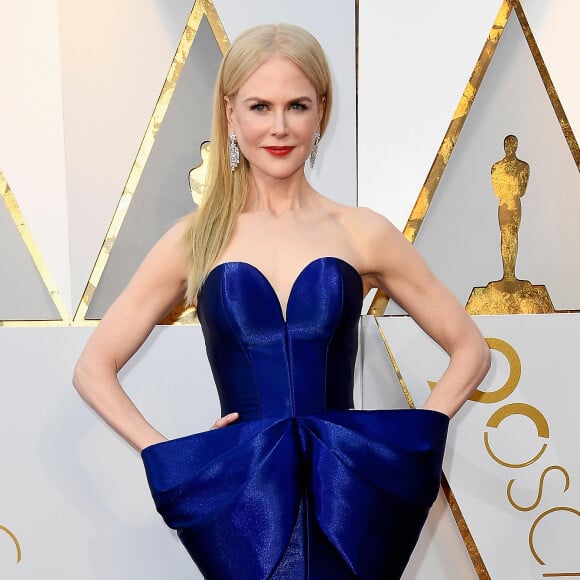 No Oscar de 2018, Nicole Kidman usou um vestido azul com laço na frente e fenda da grife Armani Privé