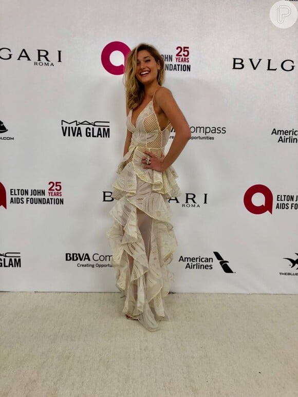 Sasha compareceu à festa pós-Oscar 2018 com um vestido nude de babados da Le Lis Blanc