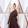 O vestido longo de um ombro só em tom de marrom da grife Giambattista Valli foi aposta de Zendaya no Oscar 2018