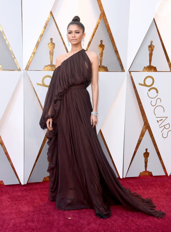 O vestido longo de um ombro só em tom de marrom da grife Giambattista Valli foi aposta de Zendaya no Oscar 2018