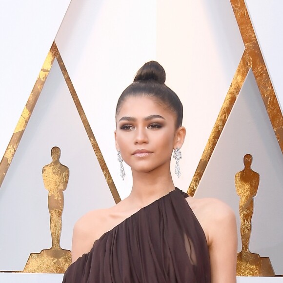 O vestido longo de um ombro só em tom de marrom da grife Giambattista Valli foi aposta de Zendaya no Oscar 2018