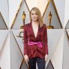 O blazer vinho com um cinto rosa fucsia e a calça skinny azul marinho de Emma Stone no Oscar 2018 foi produção exclusiva da Louis Vitton para a atriz