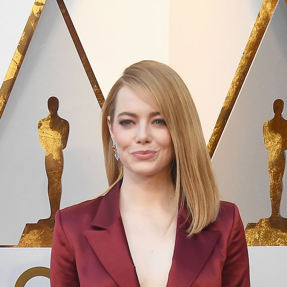 O blazer vinho com um cinto rosa fucsia e a calça skinny azul marinho de Emma Stone no Oscar 2018 foi produção exclusiva da Louis Vitton para a atriz