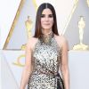 No Oscar de 2018, Sandra Bullock apostou em um vestido metalizado Louis Vuitton, sapato Jimmy Choo e joias Lorraine Schwartz