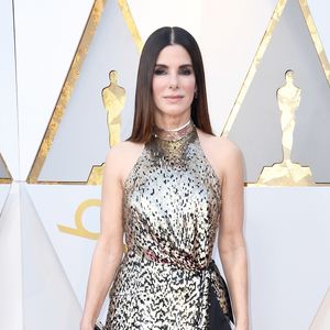 No Oscar de 2018, Sandra Bullock apostou em um vestido metalizado Louis Vuitton, sapato Jimmy Choo e joias Lorraine Schwartz
