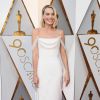 Margot Robbie foi elegante ao Oscar 2018 vestindo um longo branco e ombro a ombro da Chanel