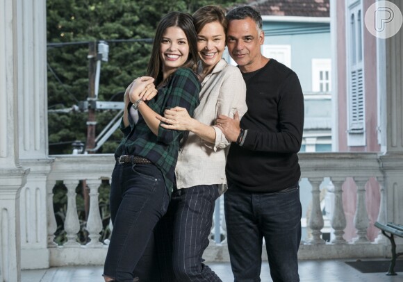 Na novela 'Espelho da Vida', Ana (Julia Lemmertz) e Flávio (Ângelo Antônio) não vão deixar Alain (João Vicente) levar a filha para o Rio