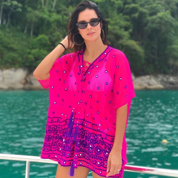 Vera Viel usa saída de praia em modelo indiano em tom vibrante