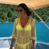 Vera Viel usa biquíni neon trançado da marca Galeria do Bikini e vestido romântico da marca Nammos, de R$ 1,279, para passeio de lancha em Angra