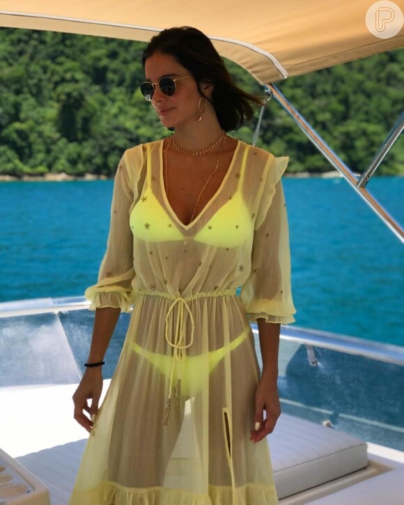 Vera Viel usa biquíni neon trançado da marca Galeria do Bikini e vestido romântico da marca Nammos, de R$ 1,279, para passeio de lancha em Angra