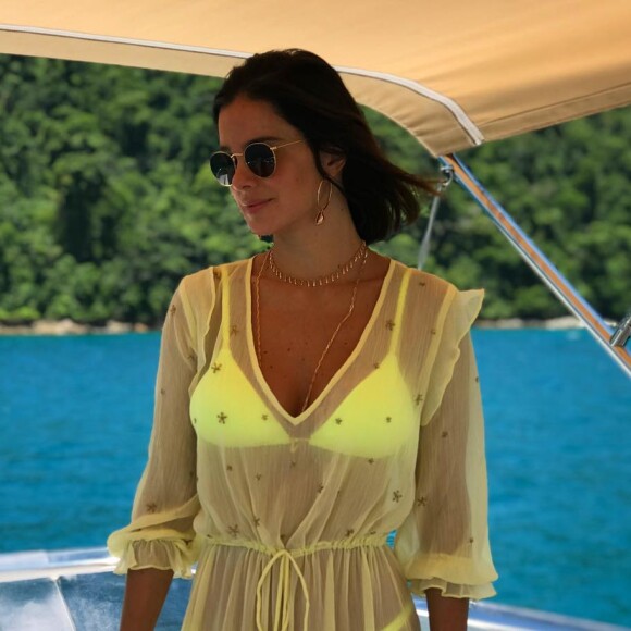 Vera Viel usa biquíni neon trançado da marca Galeria do Bikini e vestido romântico da marca Nammos, de R$ 1,279, para passeio de lancha em Angra