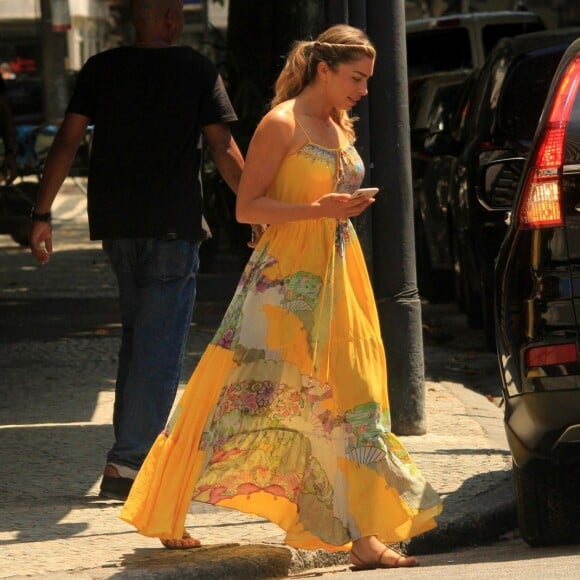 Grazi Massafera elege look tropical para passeio com namorado nesta quinta-feira, dia 24 de janeiro de 2019