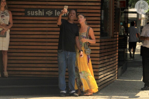 Grazi Massafera faz selfie com fã no Leblon após ir a restaurante com namorado