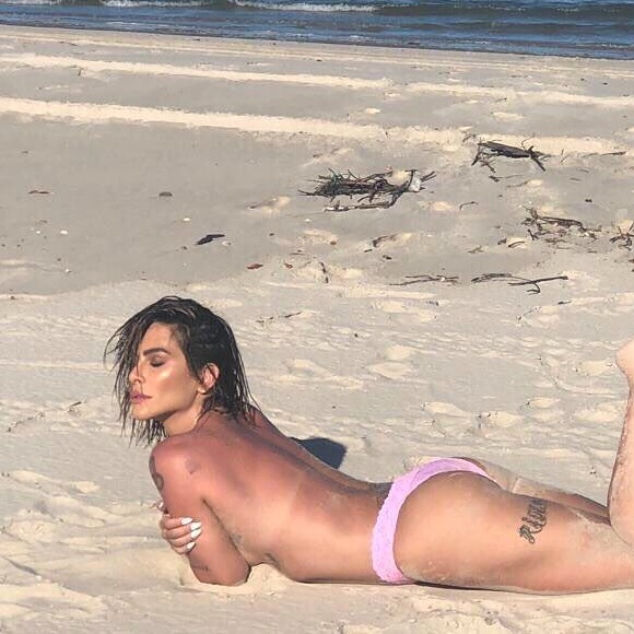 'Minha bunda de fora é uma estética e não um atestado de caráter', disparou Cleo