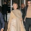 Famosas na Paris Fashion Week: a cantora Celine Dion apostou em look monocromático bege