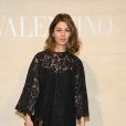 Famosas na Paris Fashion Week: a cineasta Sofia Coppola apostou em renda e plumas no vestido preto
