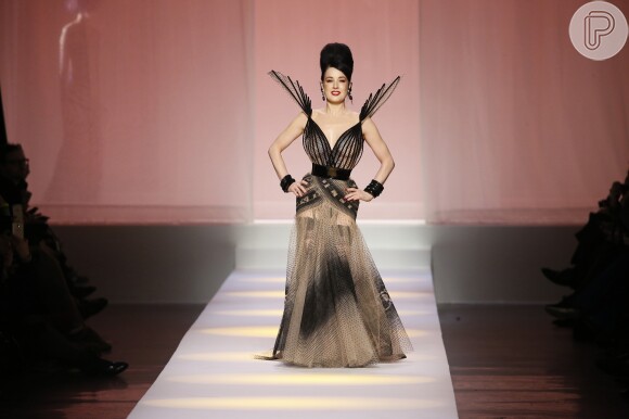 Famosas na Paris Fashion Week: Dita Von Teese na passarela de Jean Paul Gaultier