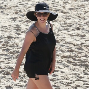 Regiane Alves deixou a praia sorridente