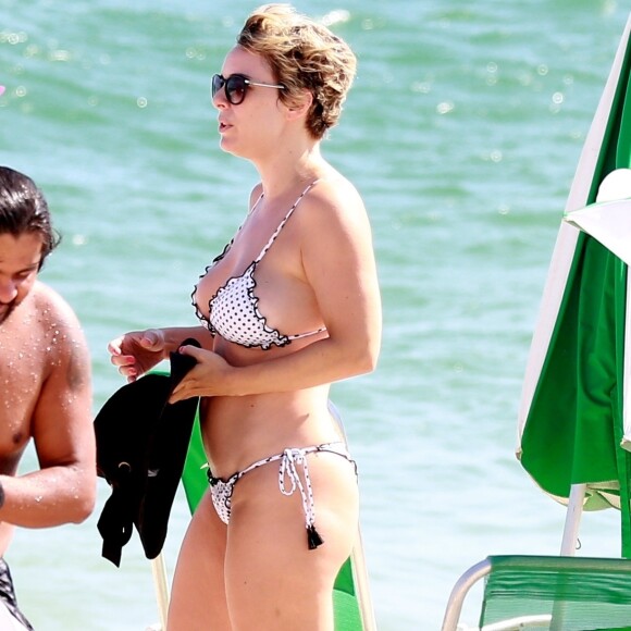 Regiane Alves curtiu a praia da Barra da Tijuca, na zona este do Rio, neste sábado, 26 de janeiro de 2018