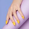 O esmalte amarelo tem ganhado destaque na nail art neste verão