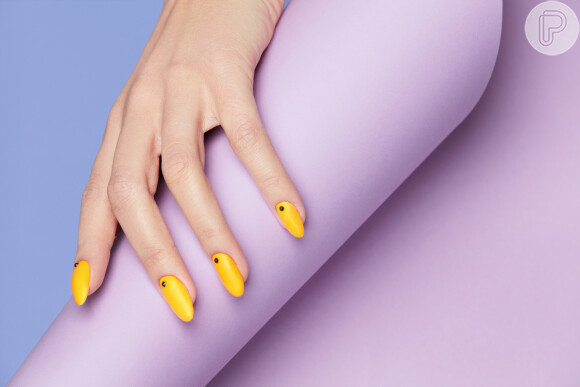 O esmalte amarelo tem ganhado destaque na nail art neste verão