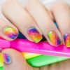 Tons vibrantes e neon: deixe suas unhas mais coloridas no Carnaval