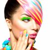 Que tal colorir as unhas com cores vibrantes e apostar nos esmaltes neon no Carnaval 2019? É tendência!