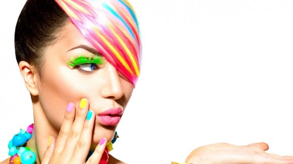 Neon fever! Inspire-se na tendência para curtir o Carnaval com unhas vibrantes