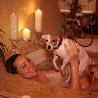 Mariah Carey toma banho de banheira junto de seu cachorrinho de estimação