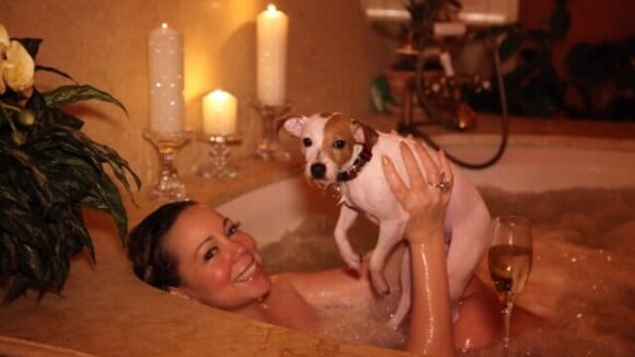 Mariah Carey toma banho de banheira junto de seu cachorrinho de estimação
