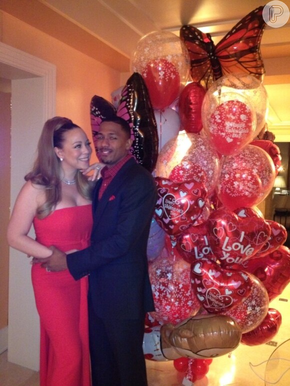Mariah Carey e Nick Cannon posam juntos com decoração para celebrar o Valentine's Day, o Dia dos Namorados no Hemisfério Norte, em 14 de fevereiro de 2013