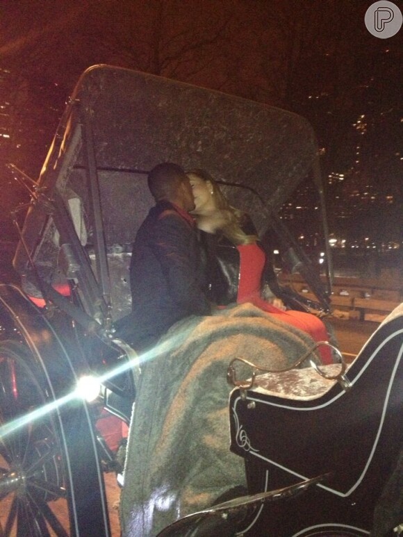 Mariah Carey e Nick Cannon fazem passeio de charrete em Nova York para comemorar o Valentine's Day, o Dia dos Namorados no Hemisfério Norte, em 14 de fevereiro de 2013