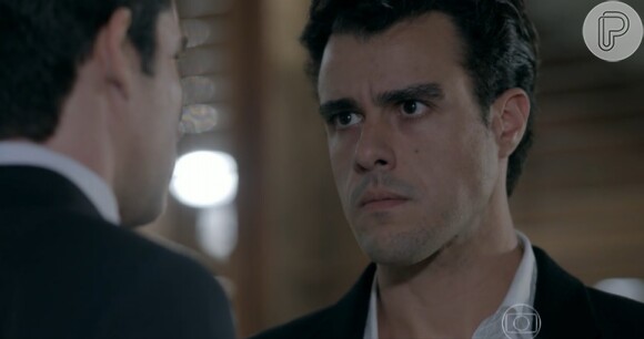 Enrico (Joaquim Lopes) fica sabendo que o pai, Claudio, foi flagrado beijando Leonardo (Klebber Toledo)