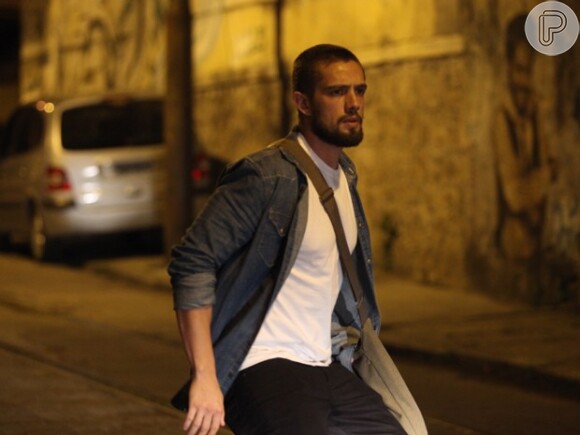 Vicente (Rafael Cardoso) escapa da tentativa de atropelamento de Fernando (Erom Cordeiro), em 'Império'