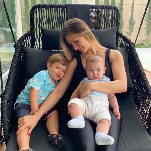 Andressa Suita se encantou ao ver os filhos, Gabriel e Samuel, fascinados com a paisagem no voo de helicóptero