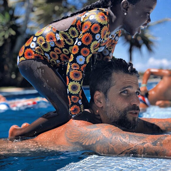 Bruno Gagliasso aproveita dia de sol com a pequena Títi