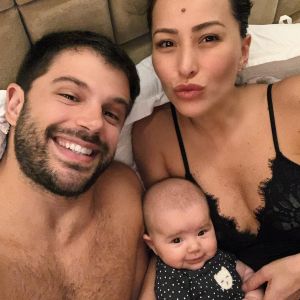 Filha de Sabrina Sato, Zoe rouba a cena ao surgir sorrindo em selfie em família