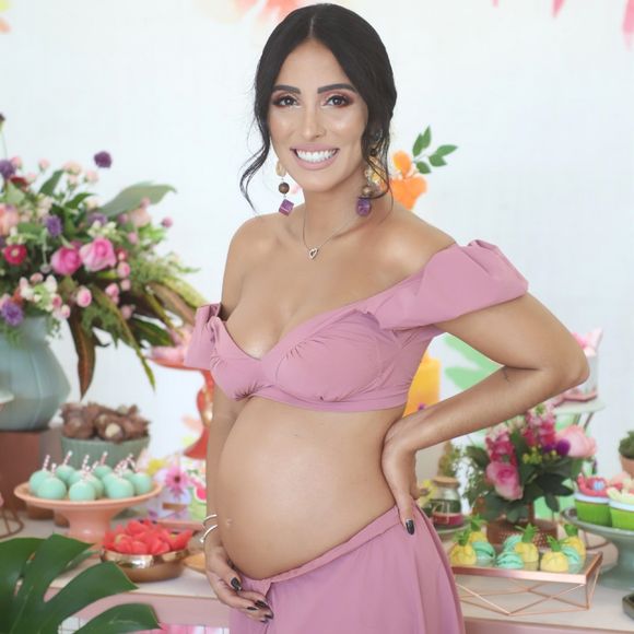 A aniversariante Jade Seba apostou em um conjunto rosa nude de saia longa e cropped ombro a ombro com babados nas mangas da grife Amir Slama