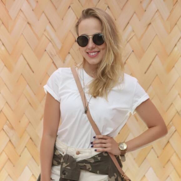 Marcella Rica apostou no short jeans com t-shirt e jaqueta camuflada para dar um up no look do aniversário de Jade Seba