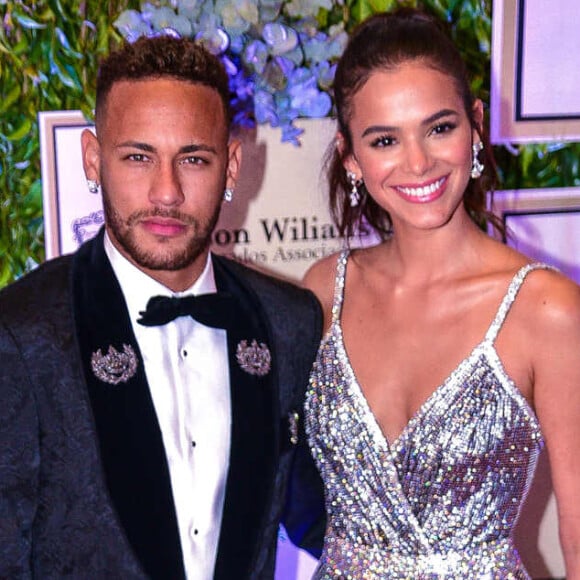 Internauta ironiza look de Neymar em festa e Bruna Marquezine curte tweet