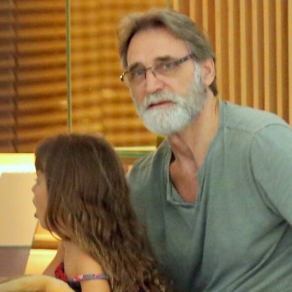 Herson Capri se divertiu com a filha caçula, Sofia, de 4 anos, ao andarem em carrinho de bichinho