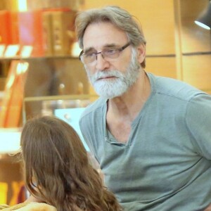 Filha caçula de Herson Capri, Sofia se divertiu com o pai em shopping do Rio