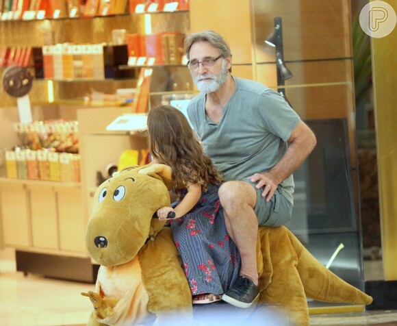 Filha caçula de Herson Capri, Sofia se divertiu com o pai em shopping do Rio